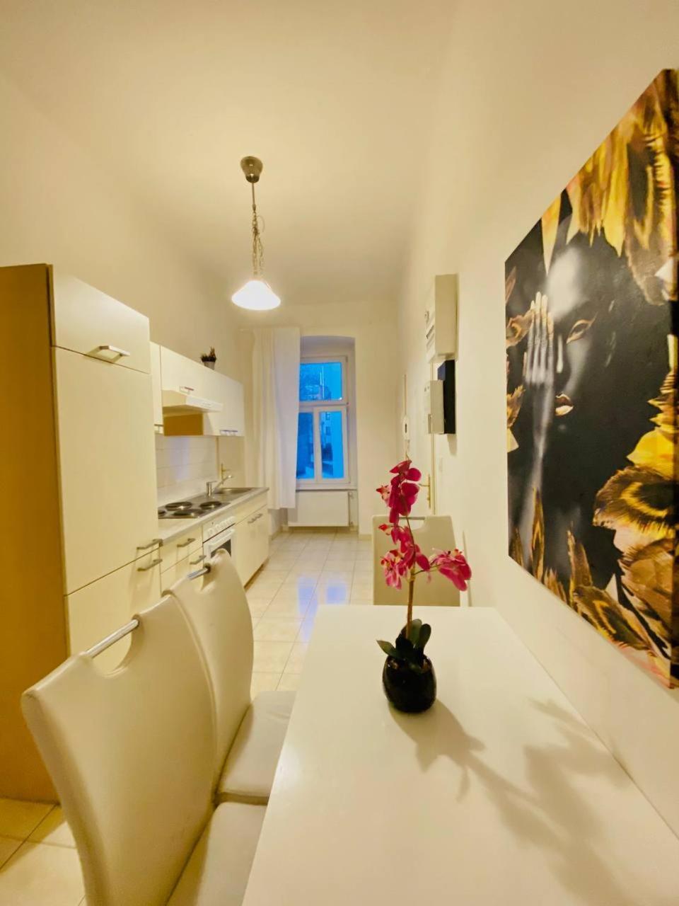 Family Apartment Th8 8 Виена Екстериор снимка
